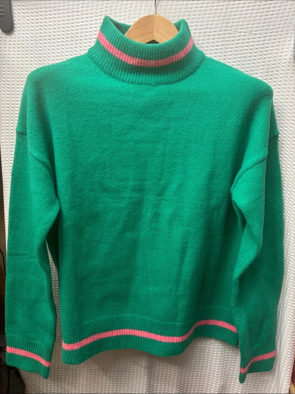 New Women’sTHML green/pink mock neck sweater